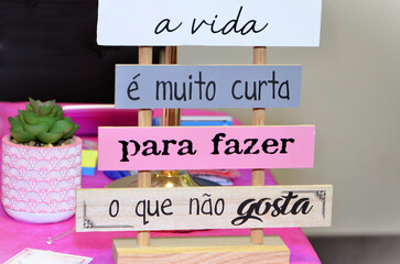 Sobre a mesa uma placa com a mensagem :