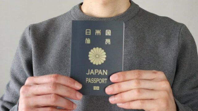 日本のパスポートを持つ人物の動画