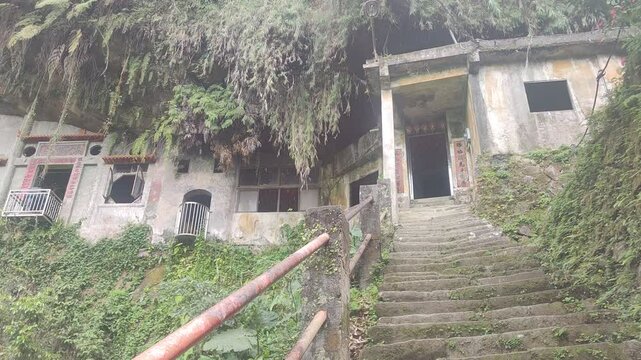 Yinhe Cave Hiking Trail, The waterfall that falls straight down from the cliff on the mountainside is very popular among travelers for its ethereal and beautiful scenery, New Taipei City, Taiwan