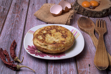 Ingredients and utensils to prepare a Spanish omelette