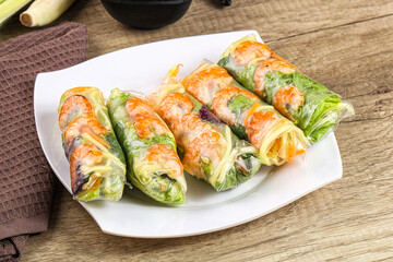 Vietnamese spring roll with prawn and mango