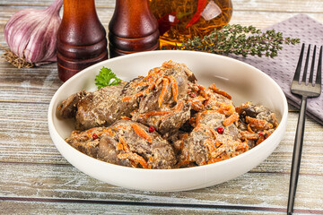 Chicken liver with cream and carrot