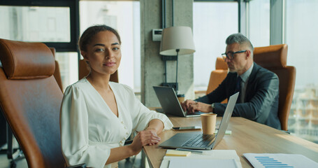 Obraz premium Businesswoman sitting confidently in office chair