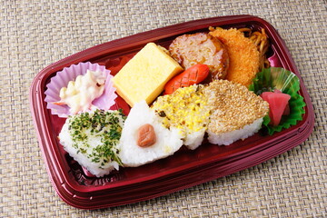 おにぎり弁当