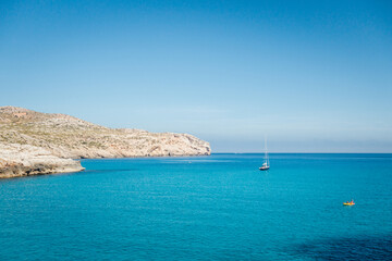 Paysage de Majorque aux Baléares. Mer méditerranée. Kayaking et voilier sur l'eau bleu...
