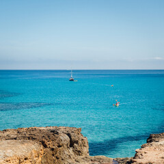 Paysage de Majorque aux Baléares. Mer méditerranée. Kayaking et voilier sur l'eau bleu tropicale. Littoral rocheux et côte sauvage. Loisir de vacances. Bateau de vacanciers. Canoë. Cala Clara Beach