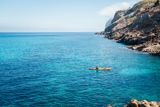 Paysage de Majorque aux Bal&eacute;ares. Mer m&eacute;diterran&eacute;e. Kayaking et voilier sur l'eau bleu tropicale. Littoral rocheux et c&ocirc;te sauvage. Loisir de vacances. Bateau de vacanciers. Cano&euml;. Cala Clara Beach