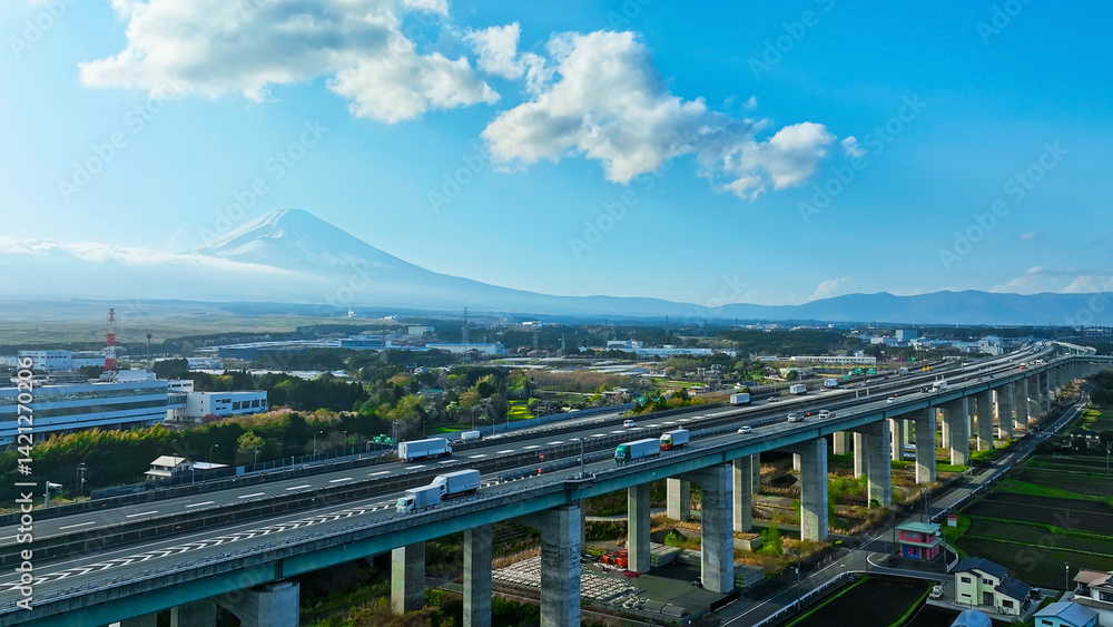 Poster 富士山と平野を走る高速道路の風景　空撮