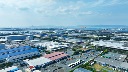 工場の並ぶ工業地帯の風景空撮