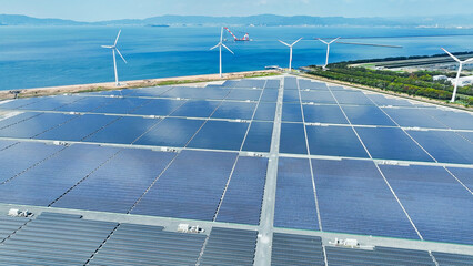 風車とソーラーパネルのハイブリッド発電所の風景空撮