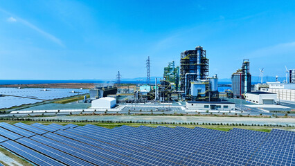 バイオマス発電所と風力・太陽光発電所の風景　空撮