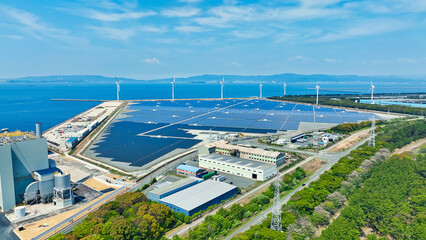 風力と太陽光のハイブリッド発電所の風景空撮
