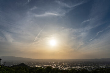 展望台から眺める夕日に染まる砺波平野散居村