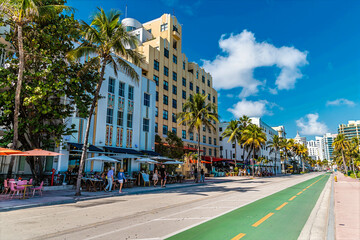 Obraz premium A view down Ocean drive beside the South Beach in Miami in springtime