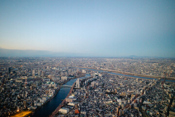 Obraz premium 東京の街並みと川が広がる夕景風景の背景