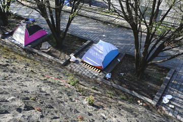 Champ de tentes à Paris au bord du périphérique