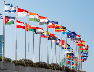  세계 여러 나라의 국기가 바람에 휘날리는 모습