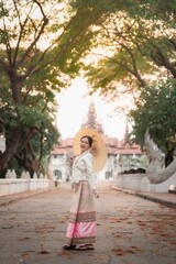 Naklejka premium Cultural celebration portrait photography in traditional attire at a historical temple