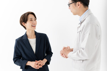 商談　スーツ女性　作業着男性