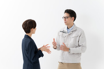 商談　スーツ女性　作業着男性