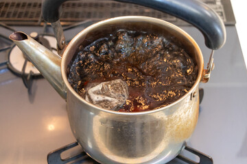 やかんでお茶を沸かす
