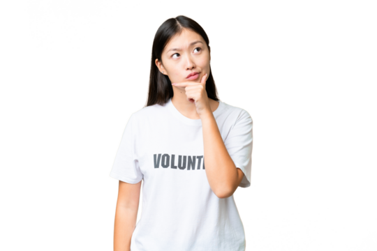 Young volunteer woman over isolated chroma key background having doubts