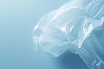 Fototapeta premium 青い背景に透明なプラスチック袋が軽やかに浮かんでいる様子が描かれています。