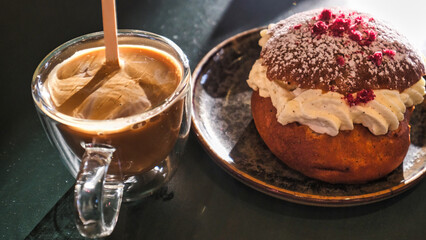 生クリームパンとエスプレッソの写真