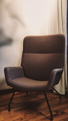 茶色い一人がけのソファー