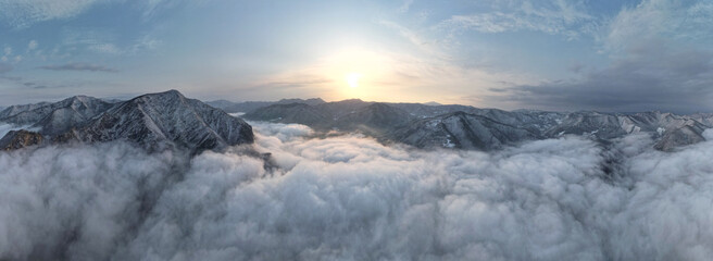 눈 덮인 겨울 산 