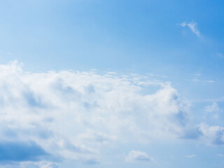 4月の山から　青空と雲01