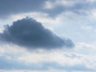 4月の山から　空と黒い雲のアップ14