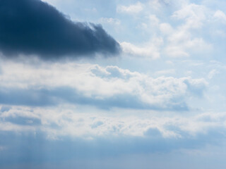 4月の山から　空と黒い雲のアップ15