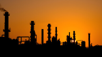 Obraz premium Silhouette of an oil refinery with pipes and chimneys Generative AI