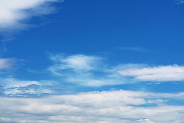Obraz premium Clear Blue Sky with Fluffy Clouds and Gentle Breeze Above Horizon