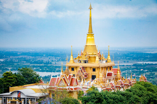 Wat Khiriwong, the highlight is the Ubosot and Phra Chulamani Chedi, located on the top of Khao Daowadueng, and offers a high angle view of Nakhon Sawan. It is a beautiful sunset viewing point.