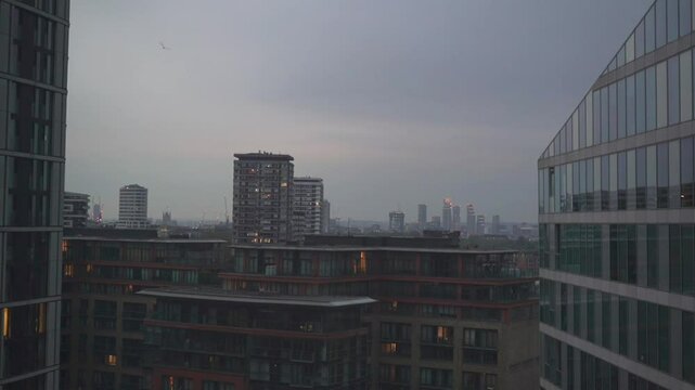 St&auml;dtische Skyline vom Abend in die Nacht mit beleuchteten Hochh&auml;usern und dunklem Himmel, Paddington London W2 1NW, England