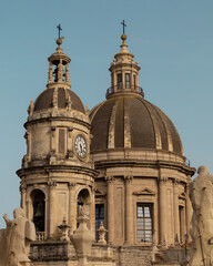 Fototapeta premium View of the domes of an ancient Sicilian church, showcasing its historical architecture and intricate details against the Mediterranean sky