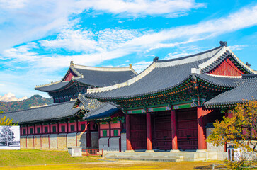 Obraz premium Gyeongbokgung Palace in sky clouds clear day. Seoul, South Korea.