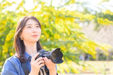 カメラを持つ日本人女性 © Yamatatsu