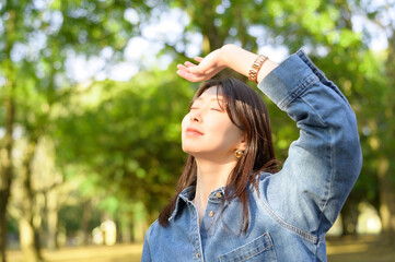 日差しを浴びる日本人女性
