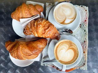 colazione italiana con cappuccio e brioche, italian breakfast with cappuccino and brioche 