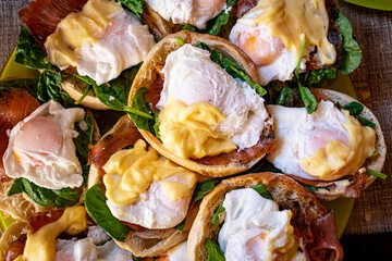 Huevos Benedict realizados de forma casera para un evento familiar.