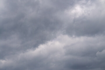 The sky is covered with dark clouds, announcing an approaching storm or rain. The atmosphere is overcast and gloomy, and sunlight barely penetrates through the thick layer of clouds.