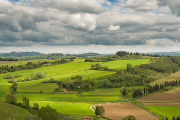 Obraz premium Vista sulla campagna pisana in un giorno parzialmente nuvoloso