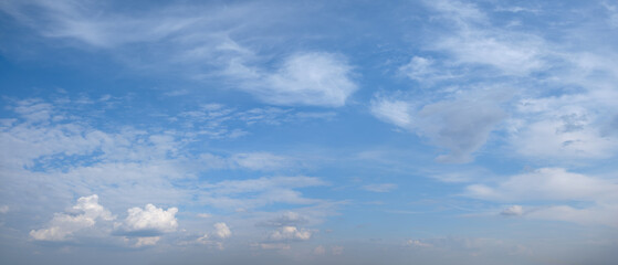 Obraz premium heaven sky is blue with a few clouds scattered throughout. The clouds are white and fluffy, giving the sky a peaceful and serene appearance