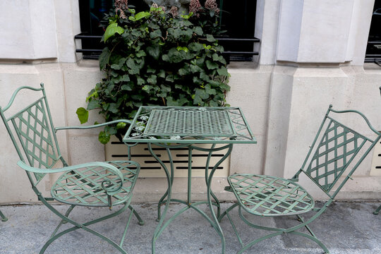 Mobilier de jardin devant une fa&ccedil;ade dans une cour int&eacute;rieure avec rez de jardin
