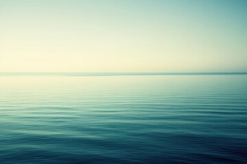 Obraz premium 波のない穏やかな海と青空が広がる静かな午前の風景が印象的。