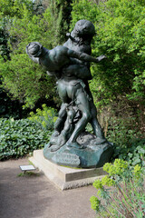 Obraz premium Sculpture en bronze dénicheur d'oursons dans le jardin des plantes
