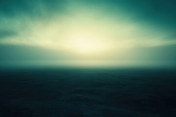 Fototapeta premium 霧に覆われた海の向こうに、柔らかな夕日が姿を現しています。